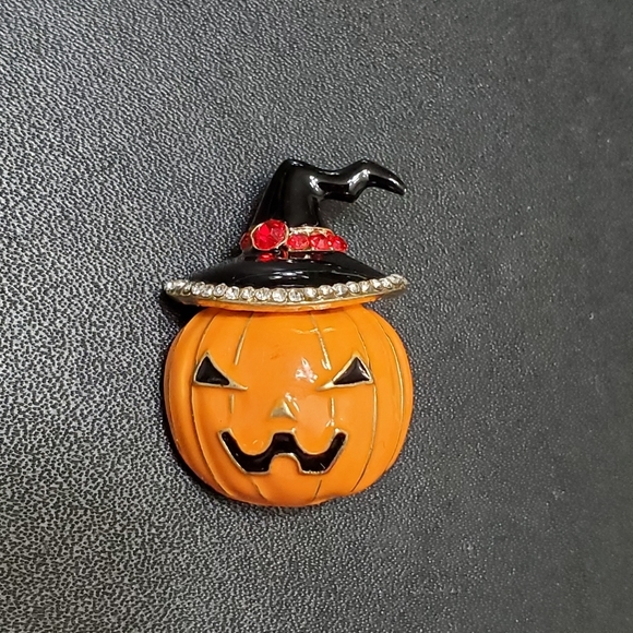 ***Final Sale*** Orange and black enamel pumpkin brooch - Picture 1 of 7